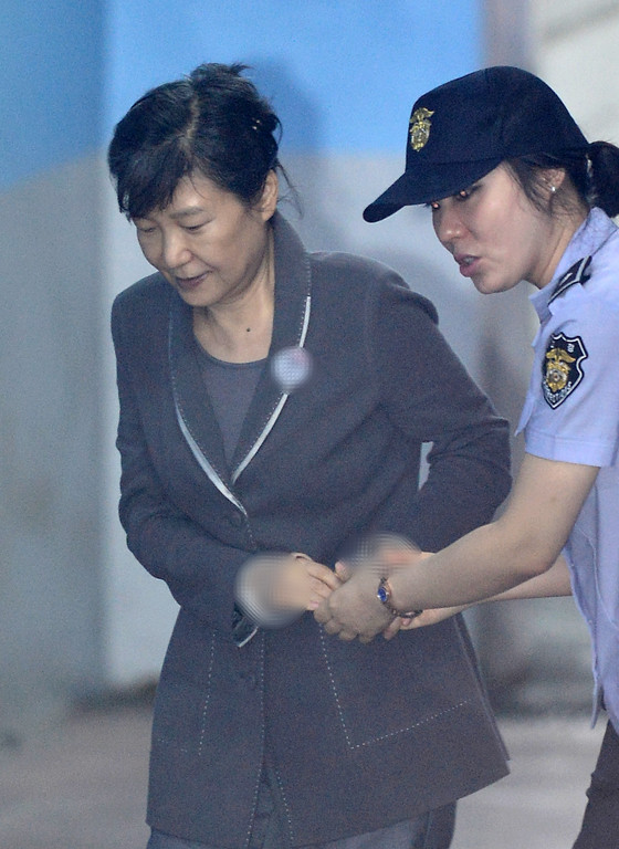 朴槿惠在狱警搀扶下出庭 露受审以来首次笑容